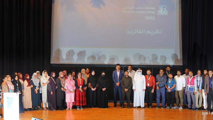 لقطة جماعية للطلاب المكرمين في ختام الحفل