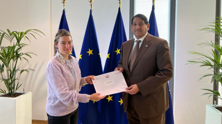 جانب من تسليم الرسالة الخطية