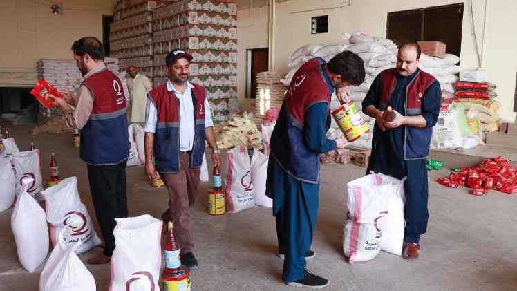 جانب من توزيع المساعدات