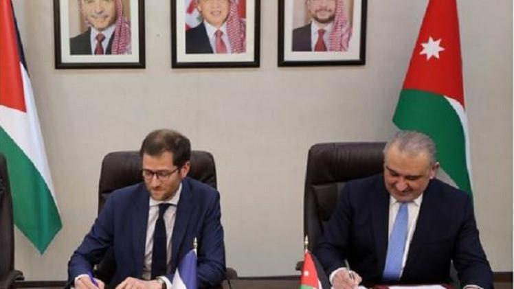 جانب من توقيع الاتفاقية