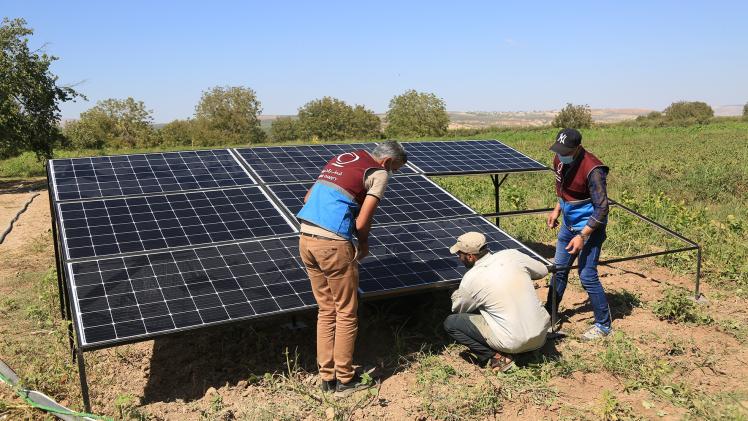 خلال تركيب وحدات الطاقة الشمسية