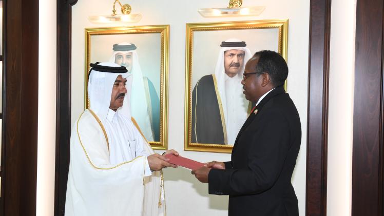 خلال تسليم نسخة من أوراق الاعتماد