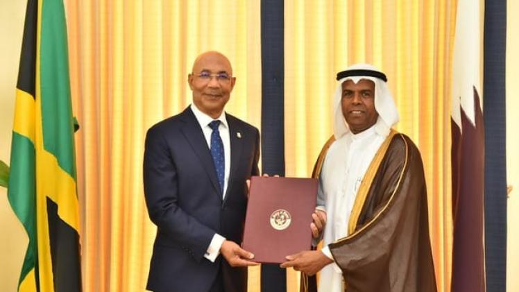 خلال تسليم نسخة من أوراق الإعتماد