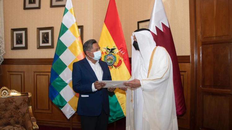 خلال تسليم نسخة من أوراق الاعتماد