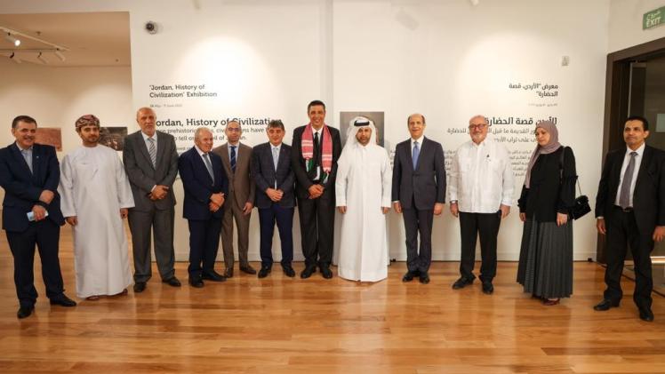 صورة جماعية عقب افتتاح المعرض