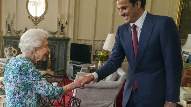 سمو الأمير وجلالة الملكة إليزابيث الثانية