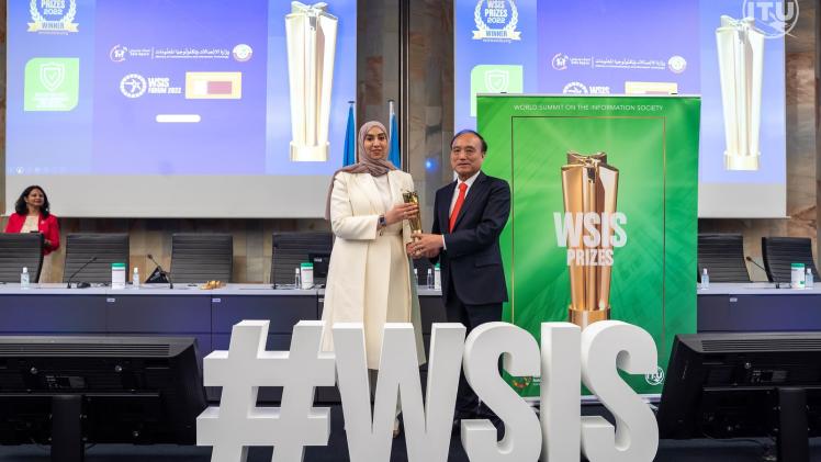 مشاعل علي الحمادي خلال تسلم الجائزة