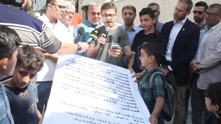 الأطفال يقدمون أطول رسالة للصليب الأحمر