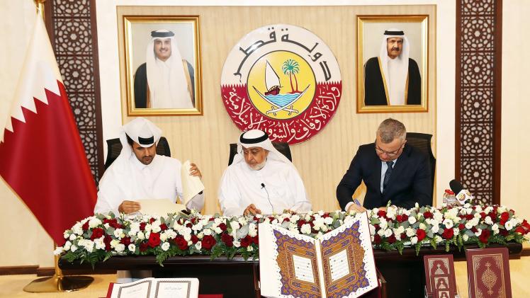 جانب من توقيع عقد طباعة المصحف مع المطبعة التركية