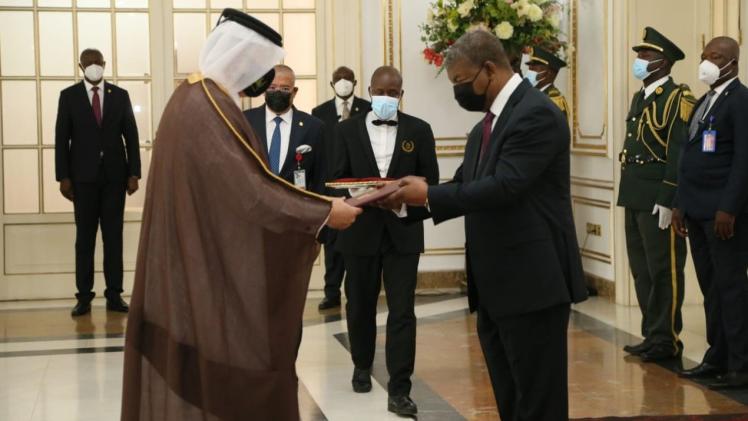 خلال تسليم نسخة من أوراق الاعتماد