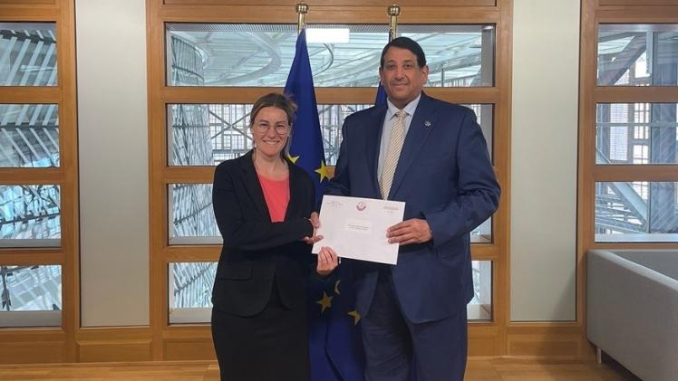 جانب من تسليم الرسالة الخطية