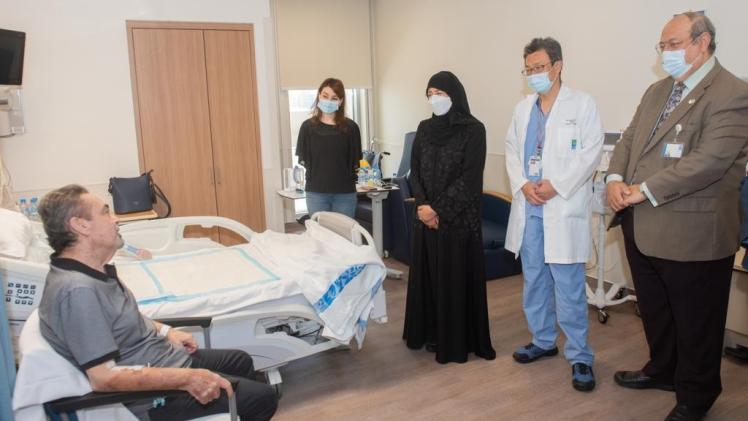 سعادة وزير الصحة خلال زيارة المريض