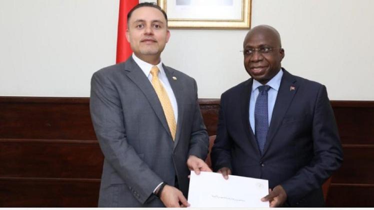 خلال تسليم نسخة من أوراق الاعتماد