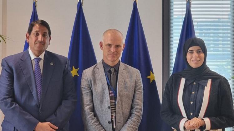 صورة على هامش الاجتماع