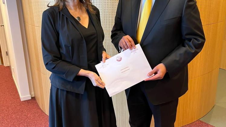 جانب من تسليم الرسالة