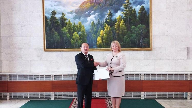 سفيرة جمهورية دونيتسك الشعبية مع سفير جمهورية كوريا الديمقراطية الشعبية لدى روسيا