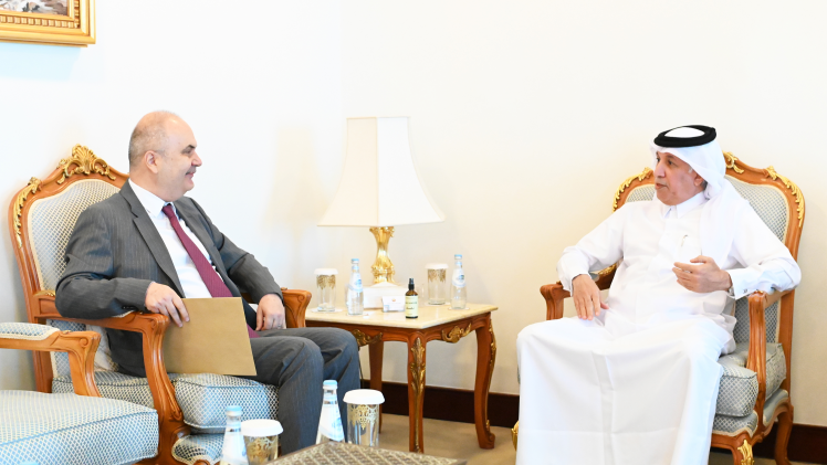 سعادة السيد سلطان بن سعد المريخي خلال تسلم الرسالة الخطية