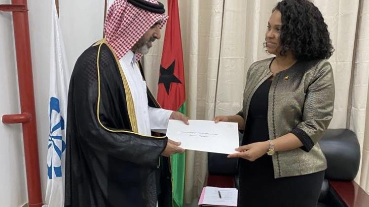 خلال تسليم نسخة من أوراق الإعتماد