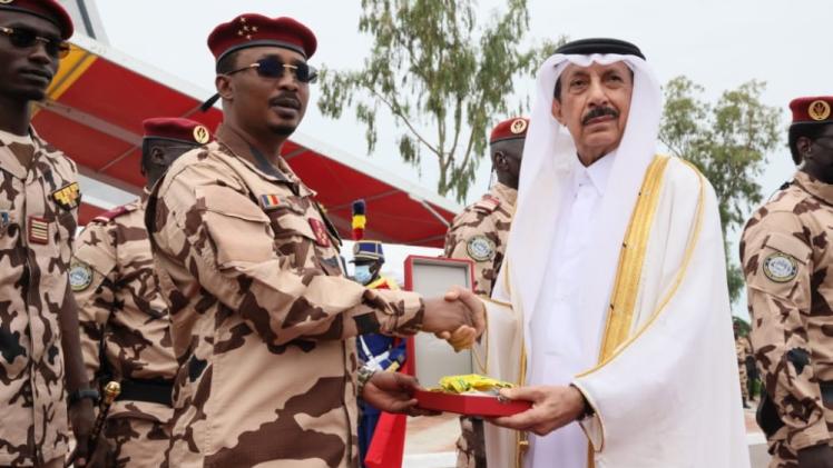 السيد عبدالستار صالح الأنصاري يتسلم الوسام نيابة عن سمو الأمير