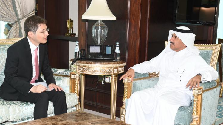 سعادة الدكتور أحمد بن حسن الحمادي مع السيد جون هو لي