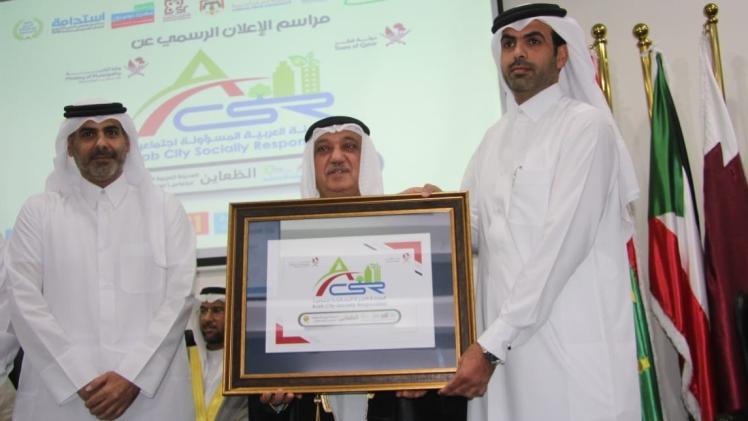 تسليم الجائزة إلى مدير بلدية الظعاين