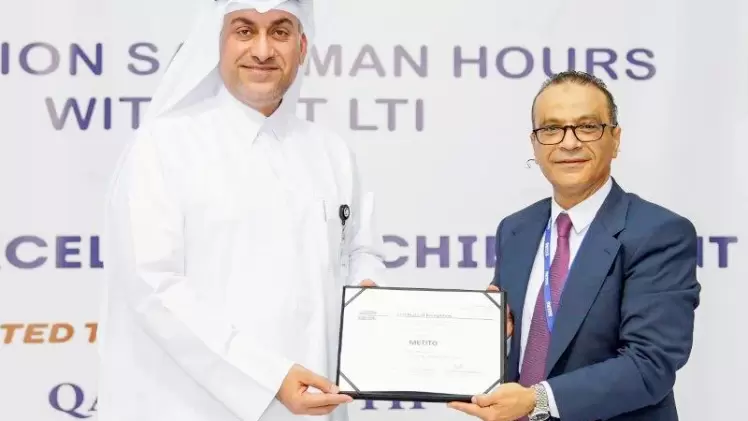 جانب من تسليم الشهادة