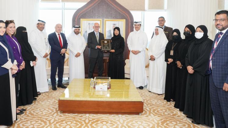 وزير الصحة العامة خلال تسلمها شهادة اعتماد خدمات الصحة العامة