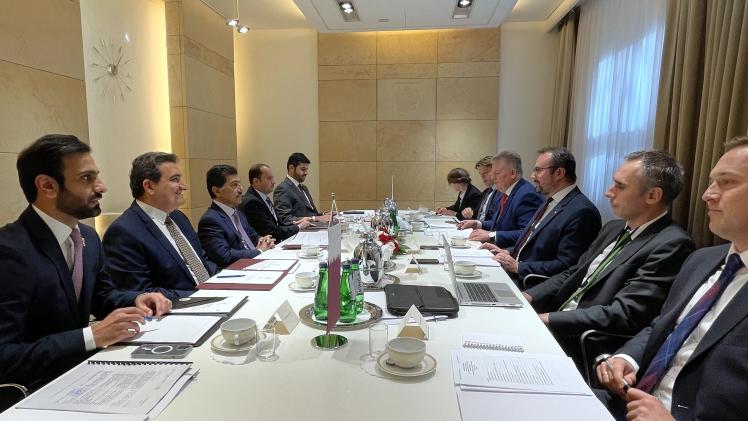 جانب من المشاورات