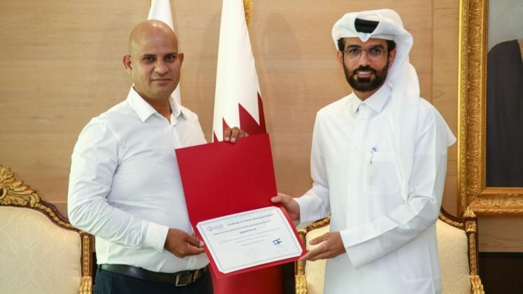 جانب من تسلم التبرعات