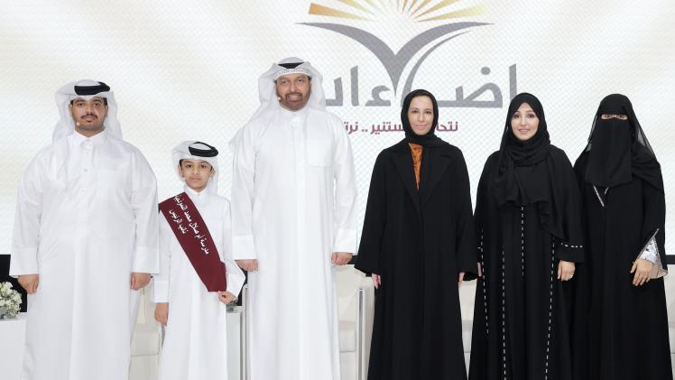 وزير التربية والتعليم والتعليم العالي في لقطة جماعية مع المكرمين