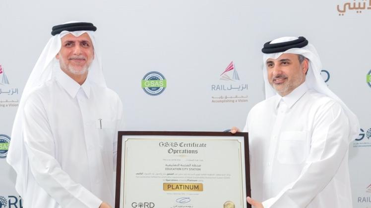 جانب من تسليم الشهادة