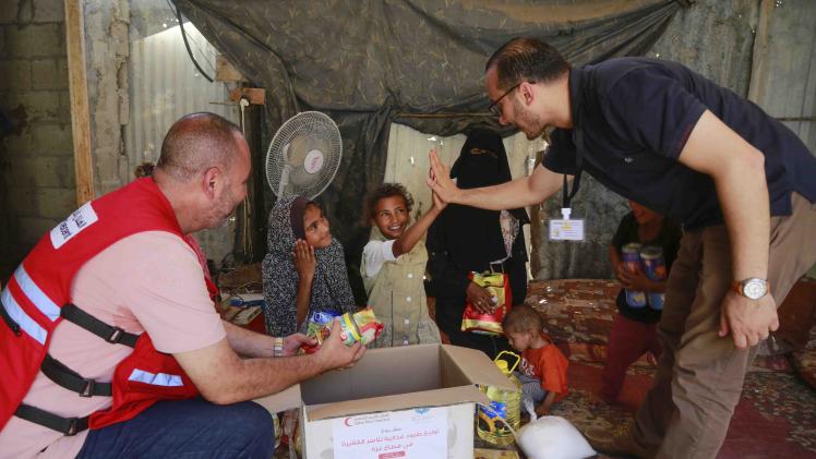 جانب من تقديم المساعدات