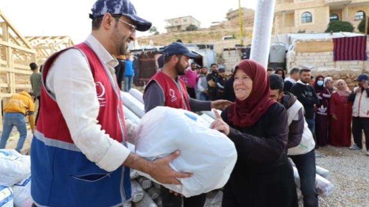 جانب من توزيع المساعدات