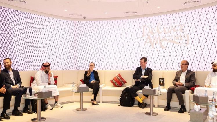 جانب من الجلسات النقاشية بالندوة