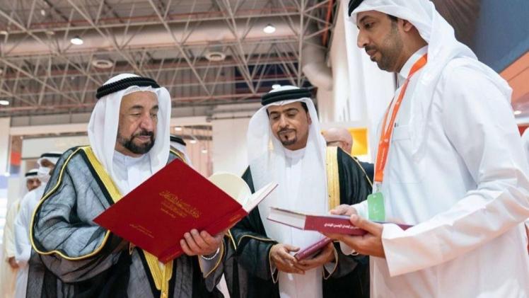 الشيخ الدكتور سلطان بن محمد القاسمي خلال زيارته للجناح القطري