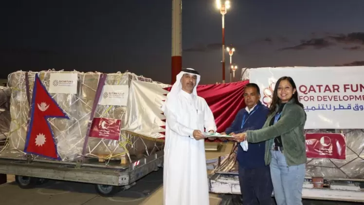 خلال تسليم شحنة المساعدات