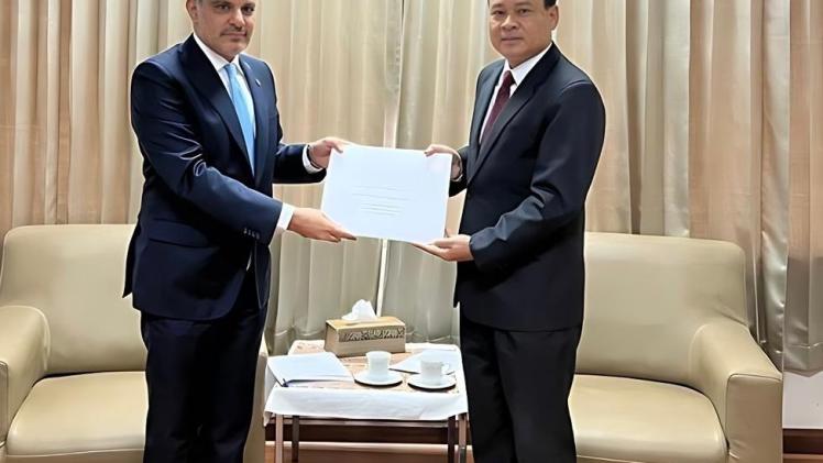 خلال تسلم نسخة من أوراق الاعتماد