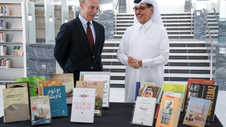 جانب من تبادل الكتب بين مكتبة قطر والسفارة الإسبانية