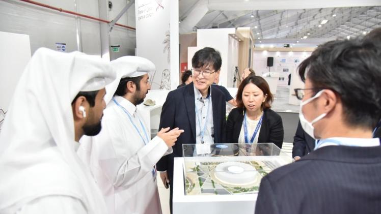 جانب من زيارة الوفد الياباني إلى جنااح قطر