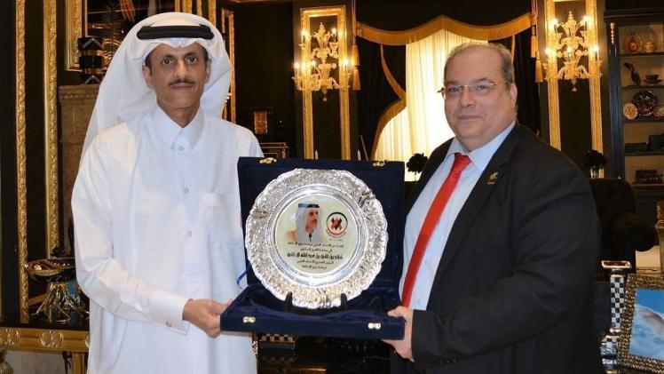 سعادة الشيخ الدكتور خالد بن ثاني بن عبدالله آل ثاني يتسلم درع الاتحاد