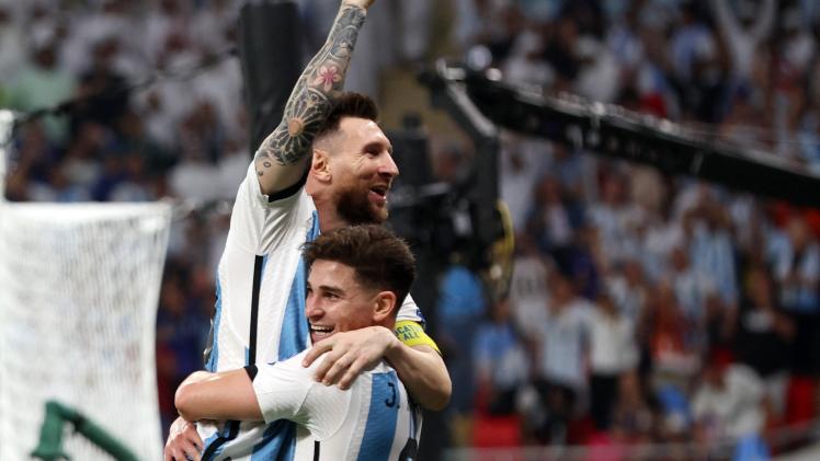ميسي.. واحتفال بالعبور لدور الـ8