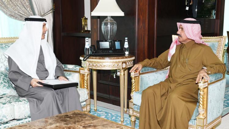 سعادة الدكتور أحمد بن حسن الحمادي الأمين العام لوزارة الخارجية خلال تسلم الرسالة