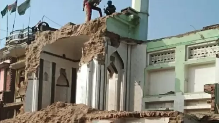 خلال عمليات هدم المسجد