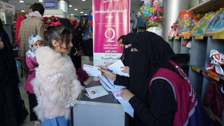 خلال توزيع المساعدات