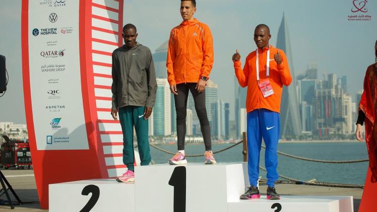 تتويج الفائزين بالمراكز الثلاثة الأولى