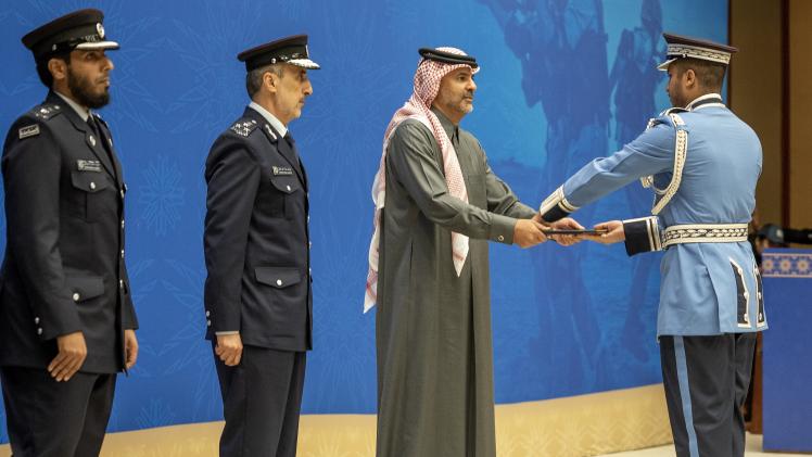 معالي رئيس مجلس الوزراء خلال تسليم الشهادات للخريجين