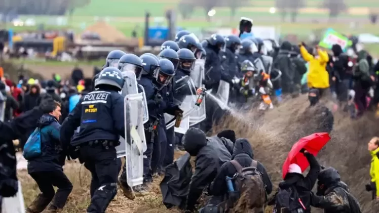 اشتباكات بين الشرطة والمدافعين عن البيئة