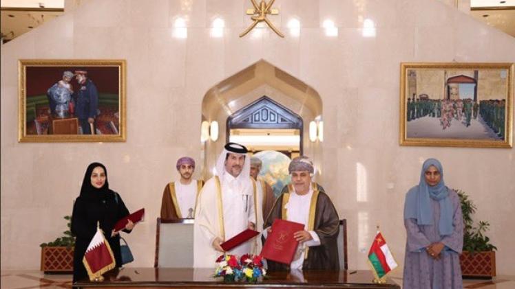 جانب من التوقيع