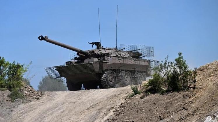 دبابات قتالية خفيفة من طراز ايه ام اكس-10 ار سي