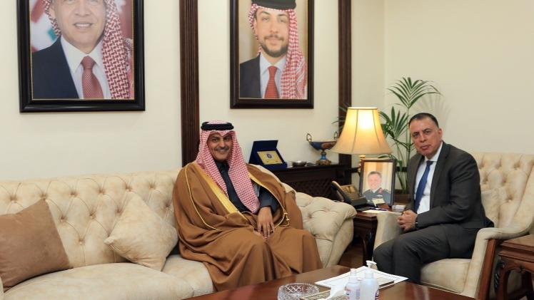 سفير قطر خلال تسليم الرسالة الخطية